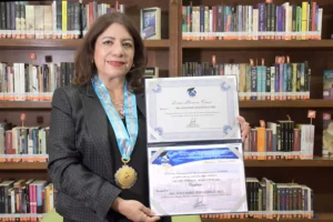 Académica de FFyL-BUAP recibe Doctorado Honoris Causa por la OIICE