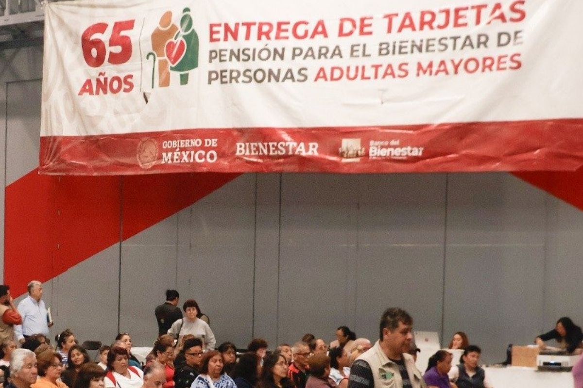 Pago de Pensión Bienestar septiembre 2026: Conoce el calendario oficial 2 Adultos mayores beneficiarios reciben el Pago de Pensión Bienestar septiembre 2026 en su tarjeta del Banco del Bienestar | Foto: Secretaría del Bienestar