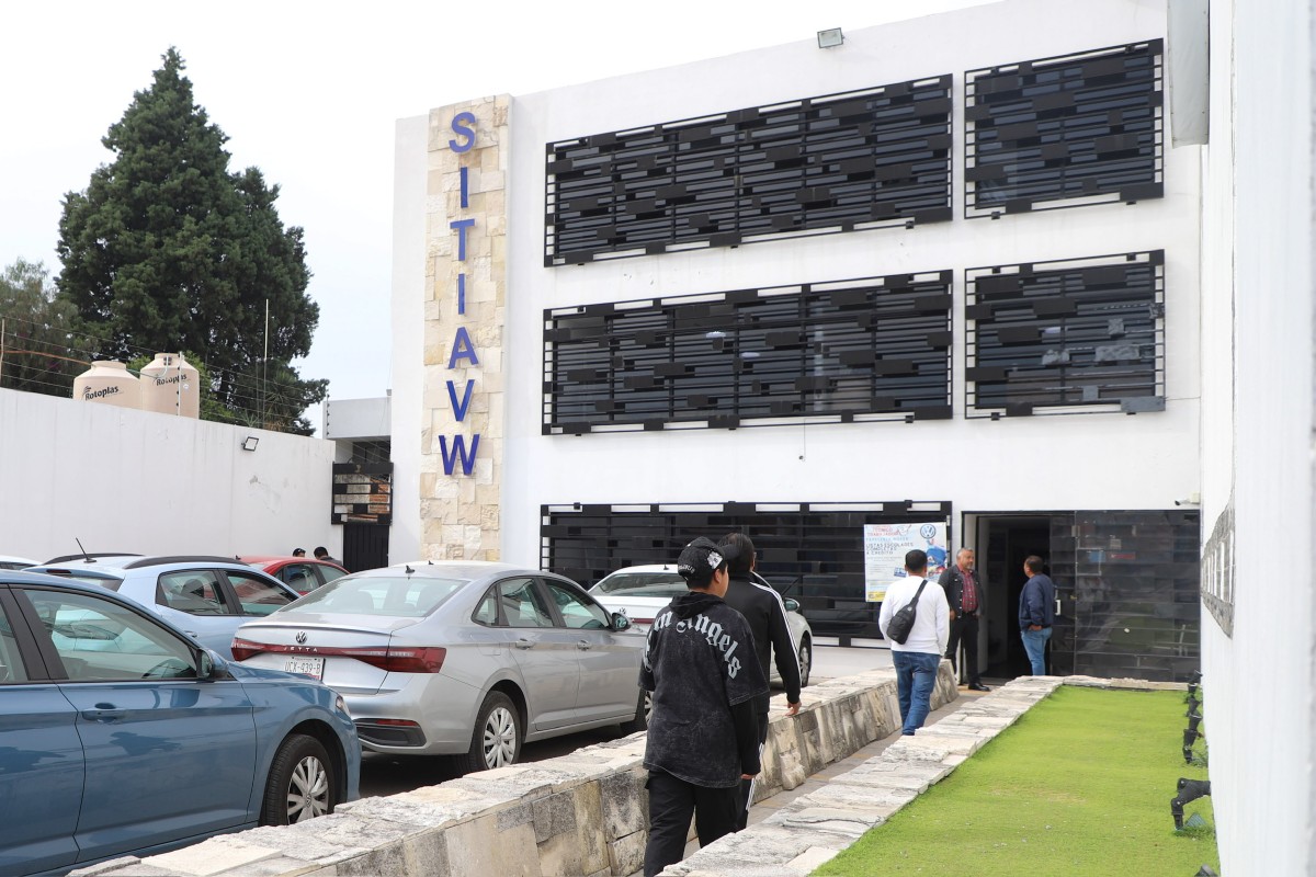 recomienda a gobiernos de Puebla comprar autos a Volkswagen