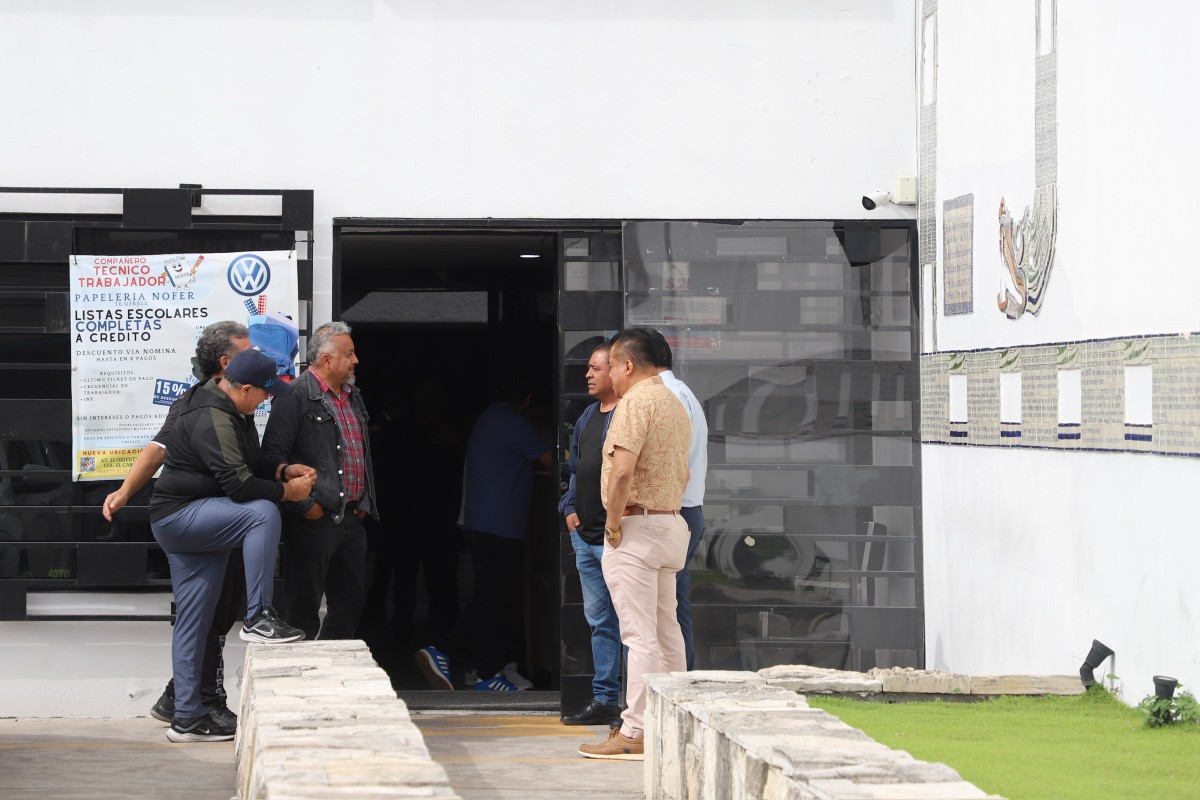 recomienda a gobiernos de Puebla comprar autos a Volkswagen