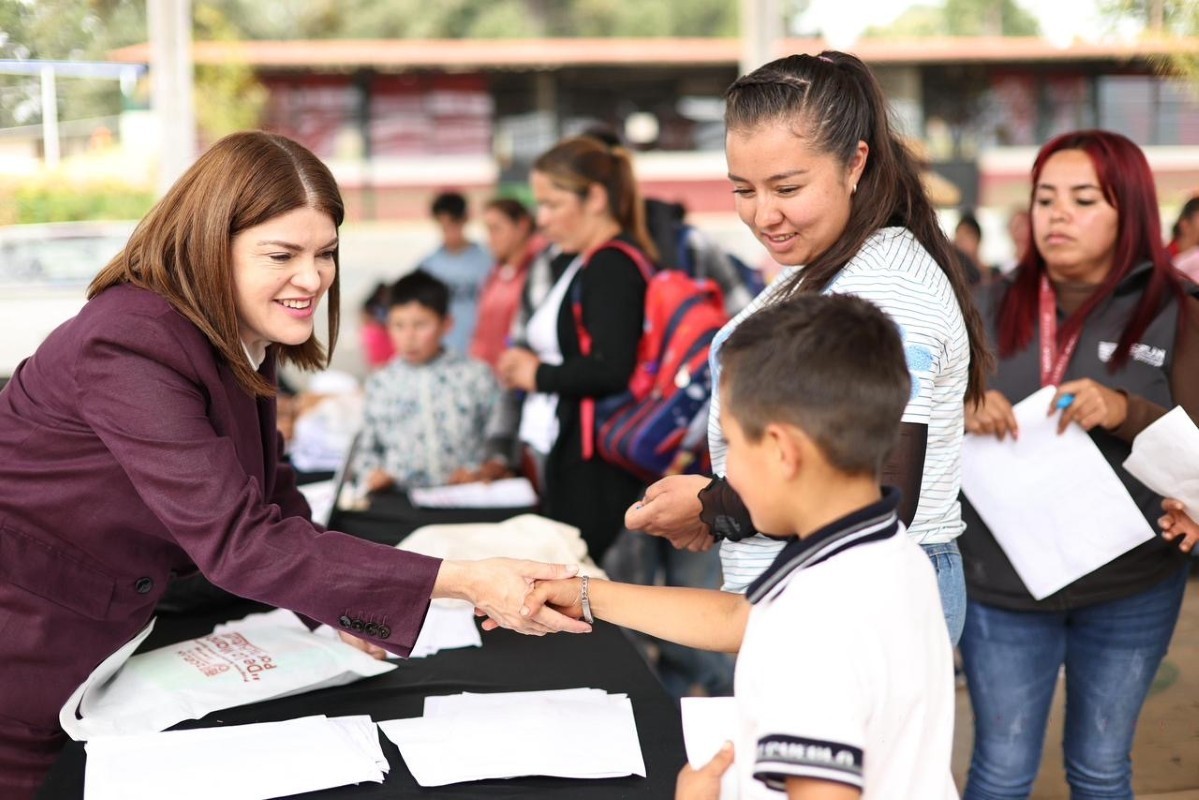 Con entrega de kits escolares, niñas y niños de la Zona Alta de Zacatlán, tendrán mejor aprendizaje 2 Bety Sánchez entrega kits escolares a niñas y niños de la Zona Alta de Zacatlán, en Camotepec, Palos Caídos y Pueblo Nuevo | Foto: Cortesía