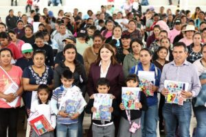 Bety Sánchez entrega kits escolares a niñas y niños de la Zona Alta de Zacatlán, en Camotepec, Palos Caídos y Pueblo Nuevo | Foto: Cortesía
