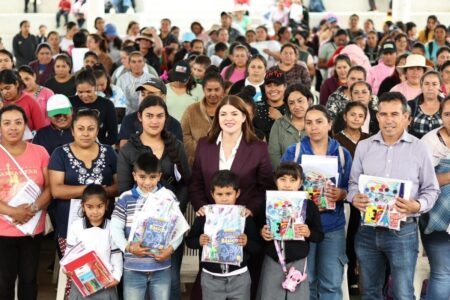 Con entrega de kits escolares, niñas y niños de la Zona Alta de Zacatlán, tendrán mejor aprendizaje 10 Bety Sánchez entrega kits escolares a niñas y niños de la Zona Alta de Zacatlán, en Camotepec, Palos Caídos y Pueblo Nuevo | Foto: Cortesía