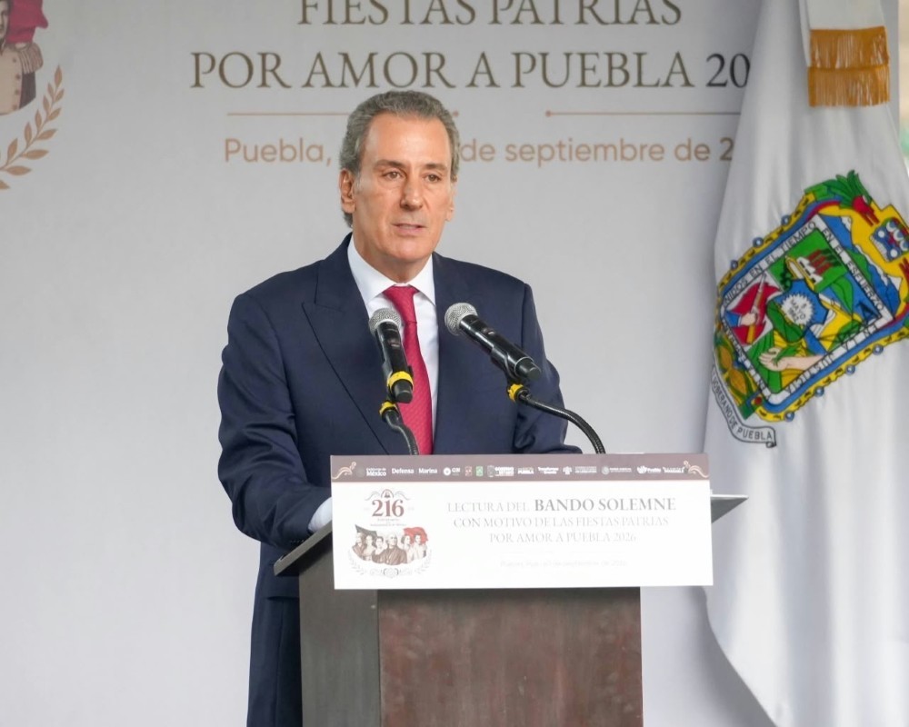 Alejandro Armenta y Pepe Chedraui colocan el Bando Solemne de las Fiestas Patrias 2026 en el Palacio Municipal de Puebla | Foto: Cortesía