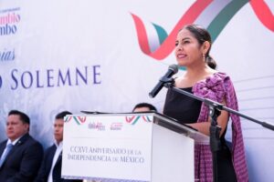 Lupita Cuautle convoca a fortalecer la conciencia nacional durante la ceremonia cívica del mes patrio en San Andrés Cholula | Foto: Cortesía