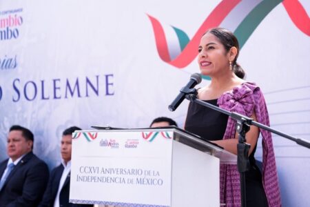 Lupita Cuautle convoca a fortalecer la conciencia nacional durante la ceremonia cívica del mes patrio en San Andrés Cholula | Foto: Cortesía