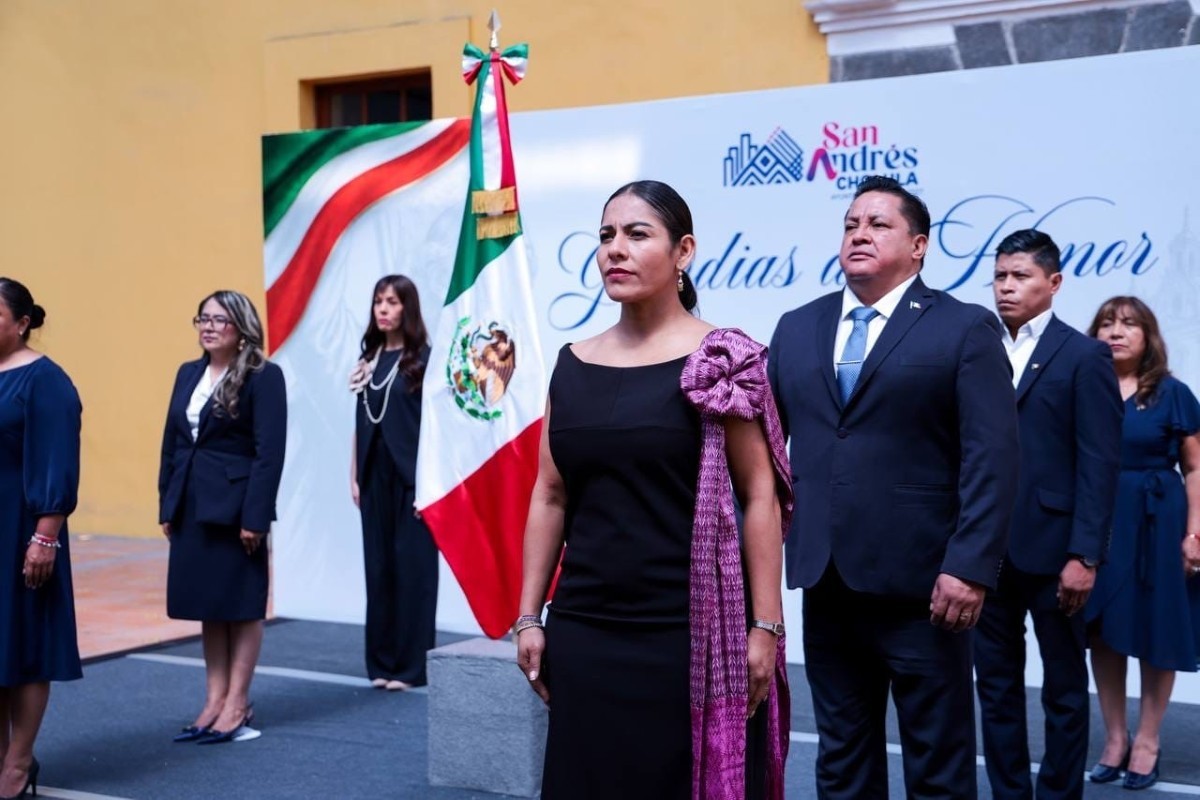 Lupita Cuautle convoca a fortalecer la conciencia nacional durante la ceremonia cívica del mes patrio en San Andrés Cholula | Foto: Cortesía
