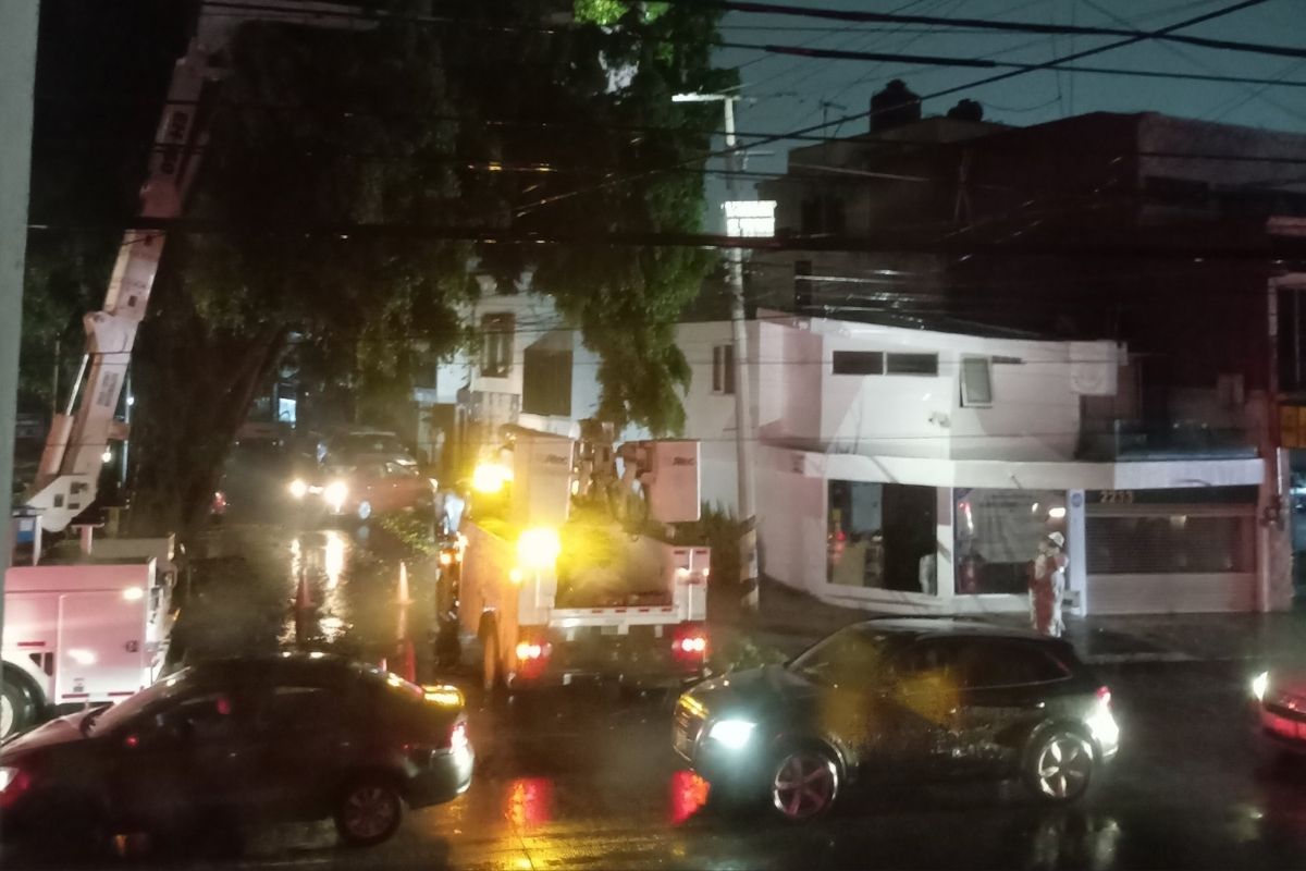 Reportan apagones por la lluvia en varias partes de la ciudad de Puebla