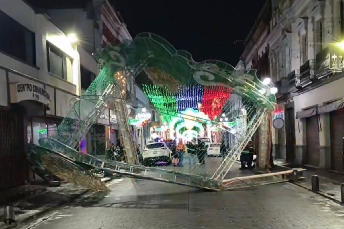 Adornos patrios derribados en Reforma tras choque en el Centro Histórico de Puebla | Foto: Cortesía