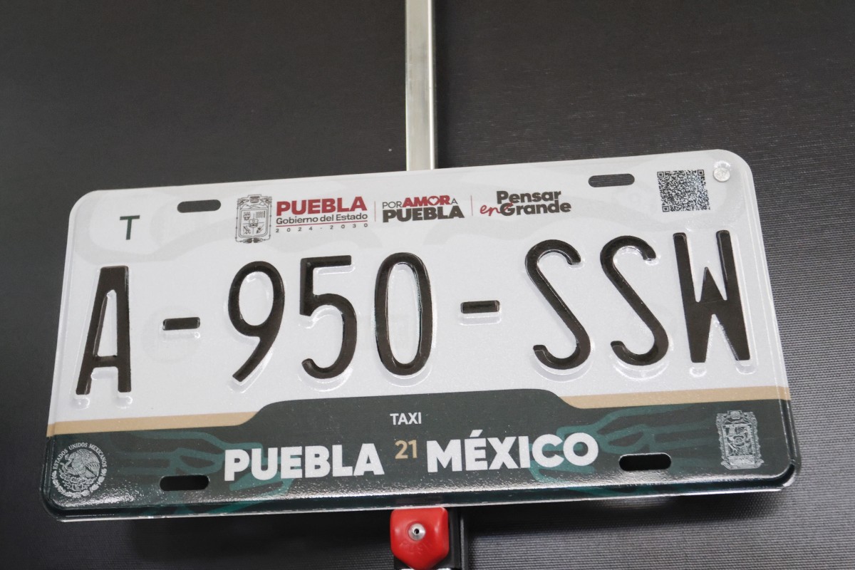 Ventanilla del Centro Integral de Servicios donde se hace el cambio de placas foráneas en Puebla | Foto: Agencia Enfoque