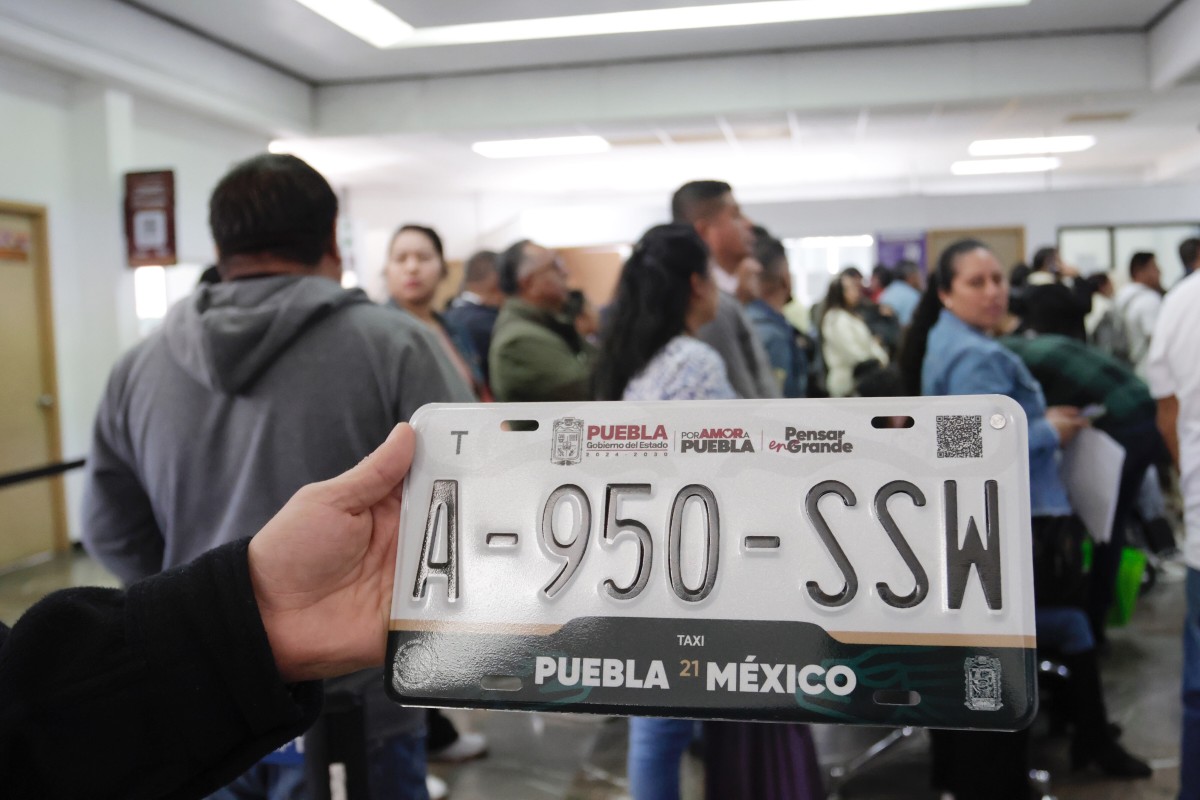 Área de espera para trámites de cambio de placas foráneas en Puebla | Foto: Agencia Enfoque