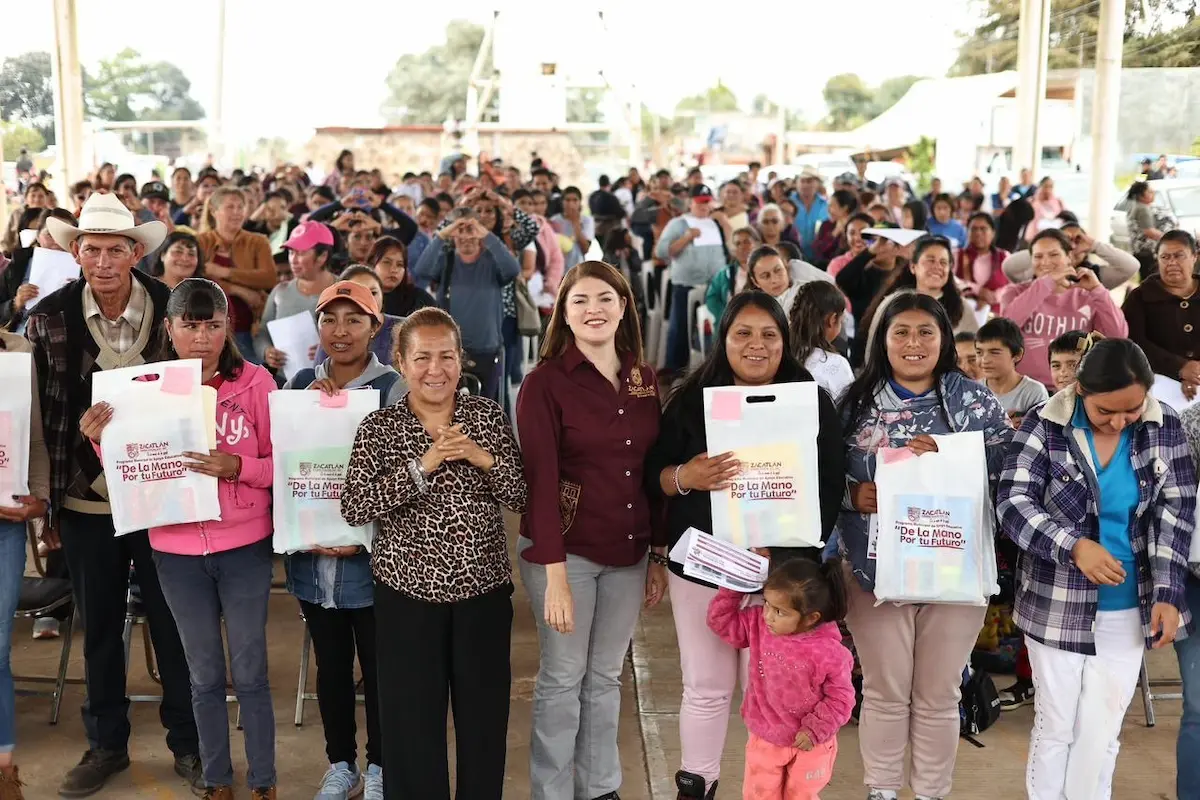 Bety Sánchez entrega kits escolares en San Miguel Tenango, Tomatlán, San Pedro Atmatla y Las Lajas