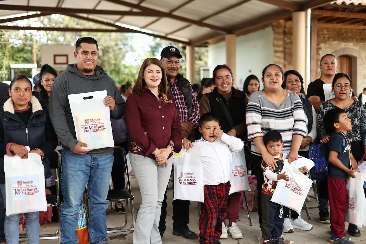 Bety Sánchez entrega kits escolares en San Miguel Tenango, Tomatlán, San Pedro Atmatla y Las Lajas