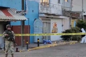 Cuerpos de emergencia y seguridad acordonan la zona tras un ataque armado en la colonia Lomas del Sur, Puebla | Foto: Cortesía