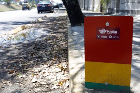 Los semáforos pluviales en Puebla costaron mil 377 pesos; estas son las ubicaciones 1 Semáforo pluvial instalado en una calle de Puebla capital para alertar sobre el nivel del agua en la temporada de lluvias | Foto: Agencia Enfoque