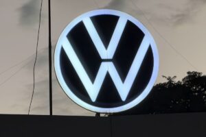 Volkswagen prepara recorte de 50 mil empleos