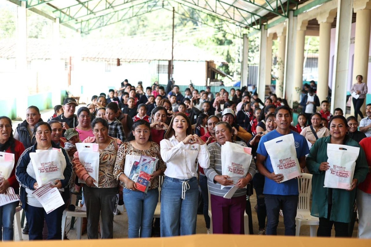apoyo escolar a familias de juntas auxiliares de Zacatlán | Foto: Cortesía