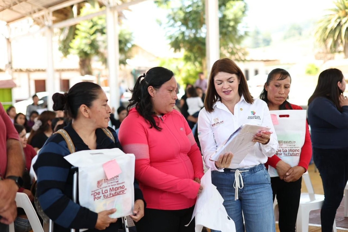 apoyo escolar a familias de juntas auxiliares de Zacatlán | Foto: Cortesía