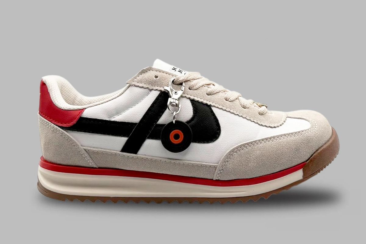 Detalles de los tenis de José José x Panam, con la firma del cantante grabada en el calzado | Foto: Cortesía Panam