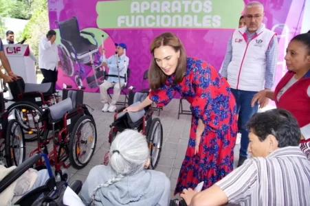 Entrega MariElise Budib aparatos funcionales a personas con discapacidad