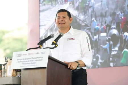 Gobierno estatal acerca obra comunitaria y apoyos al campo para transformar comunidades poblanas