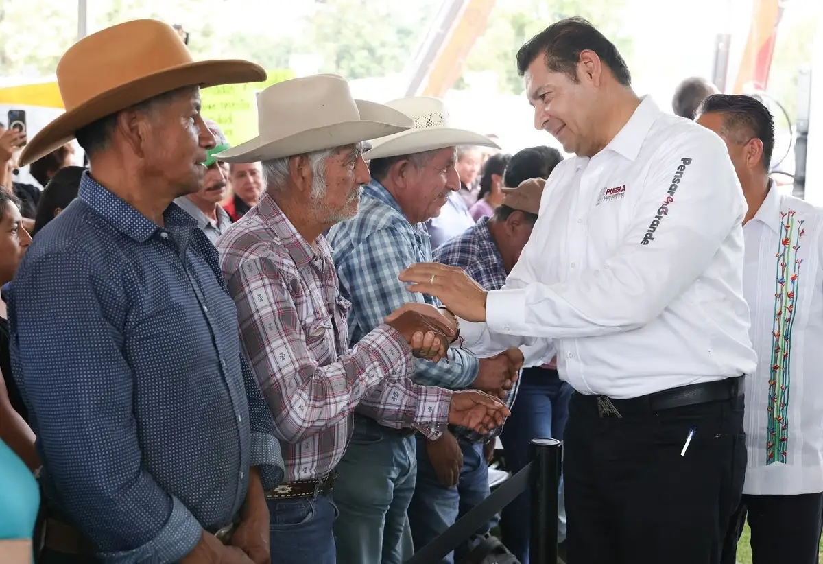 Gobierno estatal acerca obra comunitaria y apoyos al campo para transformar comunidades poblanas