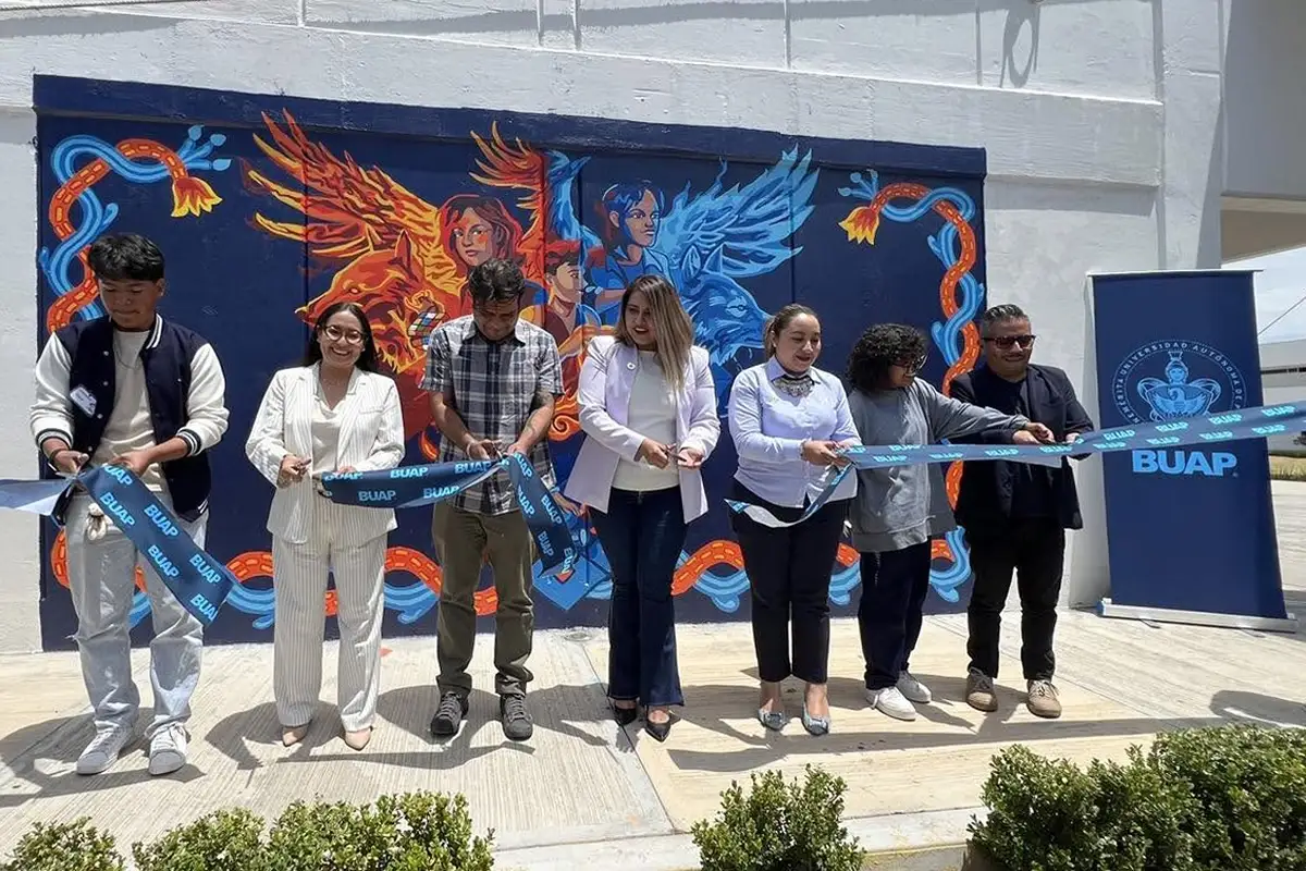Plasman estudiantes BUAP su talento y creatividad en mural de la preparatoria de Tepeaca