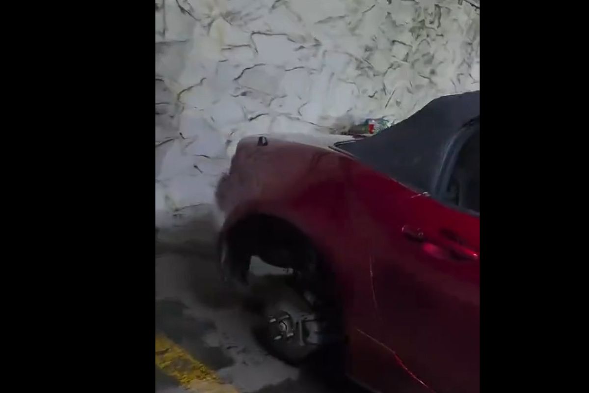 Roban llantas en Plaza Dorada: el vehículo quedó sobre blocks en el estacionamiento | Foto: jaircapitan