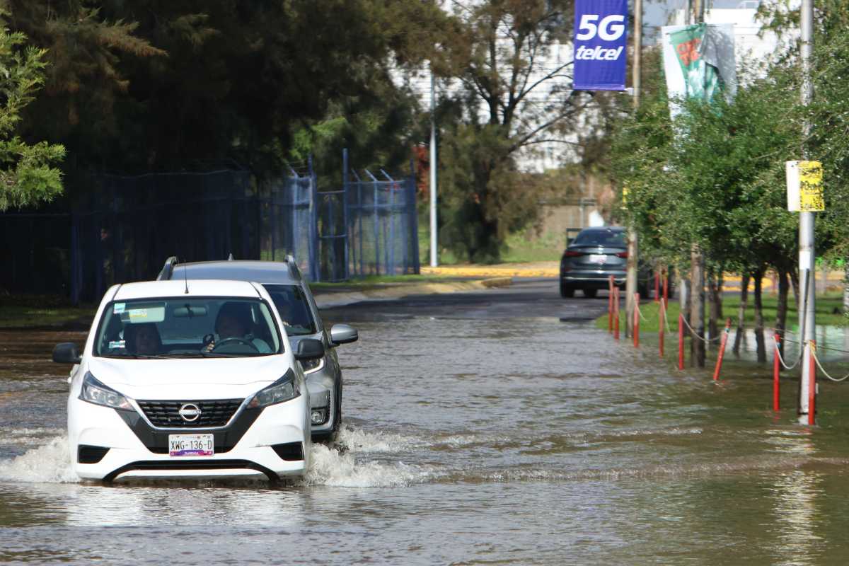 Maquinaria realiza trabajos contra inundaciones en el bulevar 5 de Mayo | Foto: Agencia Enfoque