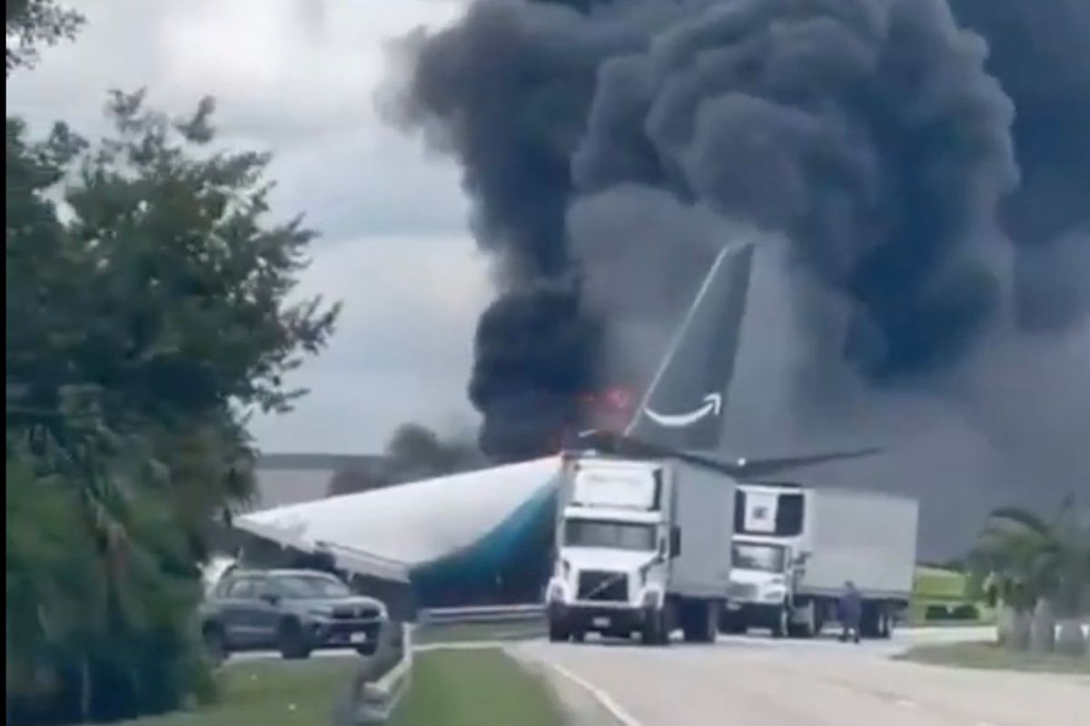 Avión de carga de Amazon se incendia tras salir de pista en Miami