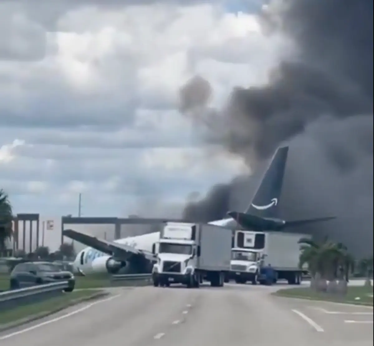 VIDEO: Avión de carga de Amazon se incendia tras salir de pista en Miami 2 Avión de carga de Amazon se incendia tras salir de pista en Miami