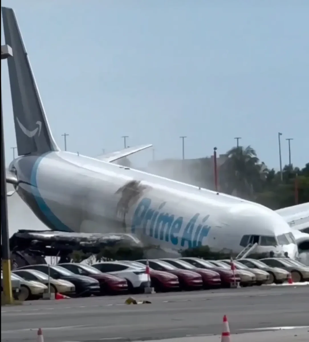 VIDEO: Avión de carga de Amazon se incendia tras salir de pista en Miami 3 Avión de carga de Amazon se incendia tras salir de pista en Miami