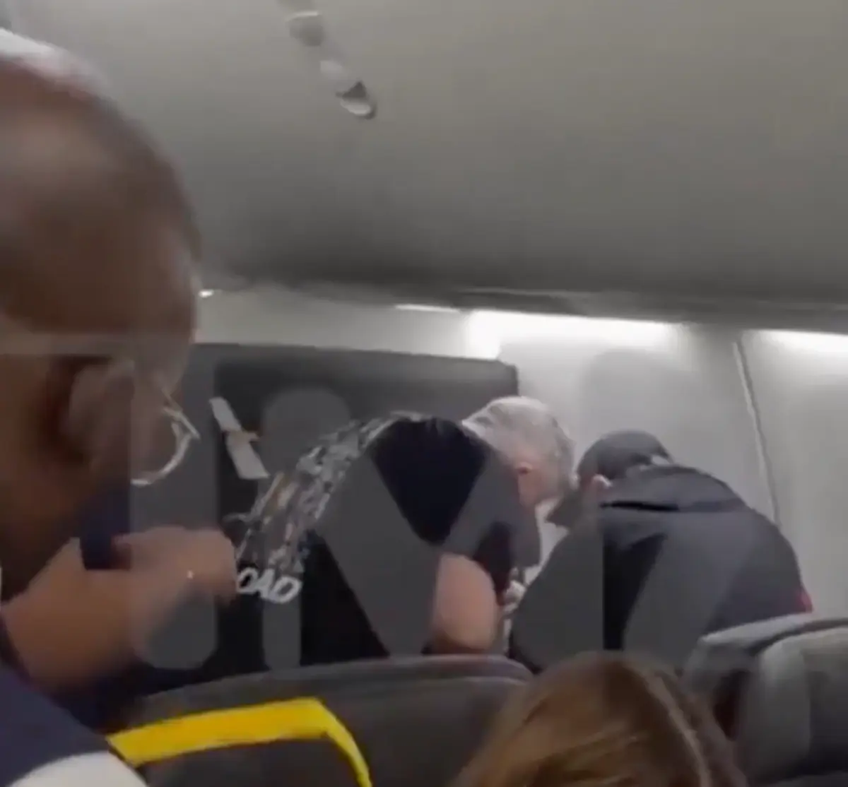 Pasajero es sometido y amarrado con cinta tras episodio violento en vuelo de American Airlines