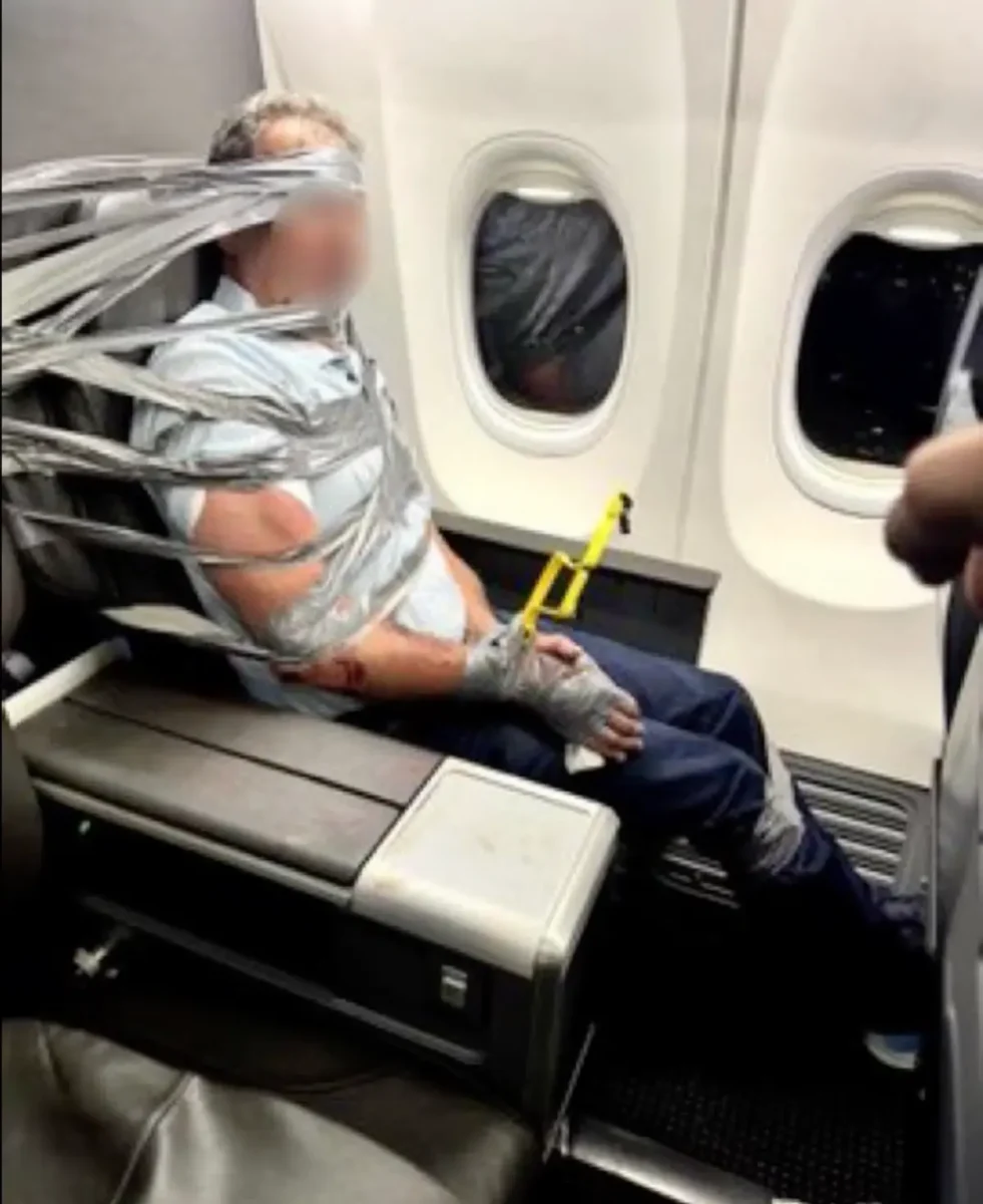 Pasajero es sometido y amarrado con cinta tras episodio violento en vuelo de American Airlines