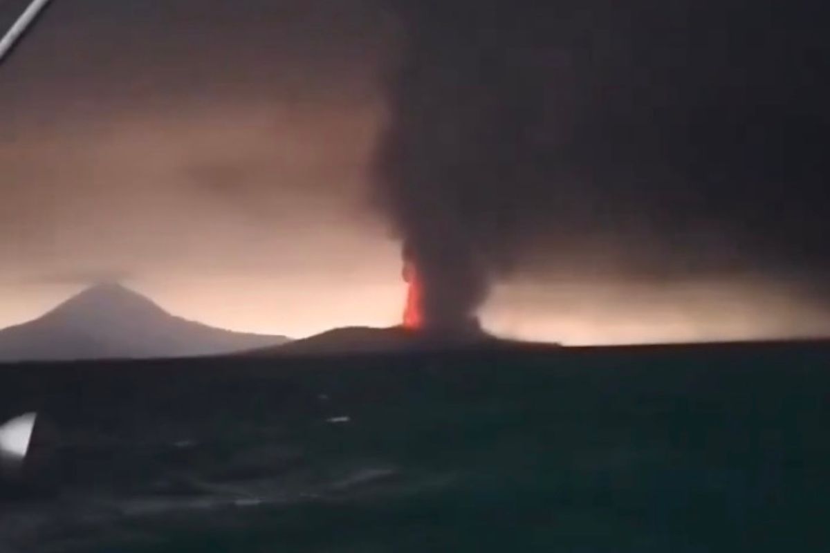 Volcán Anak Krakatau hace erupción en Indonesia y suspenden vuelos