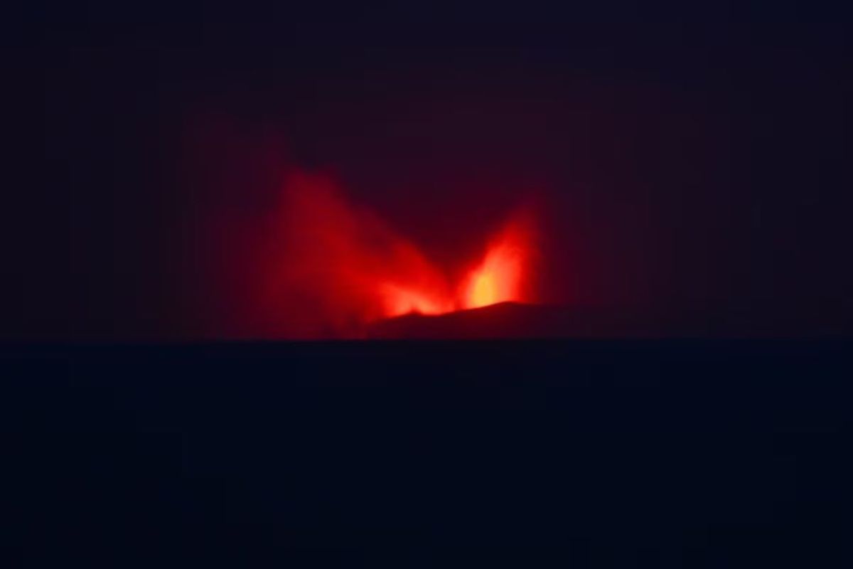 Volcan Anak Krakatau hace erupcion en Indonesia y suspenden vuelos 3