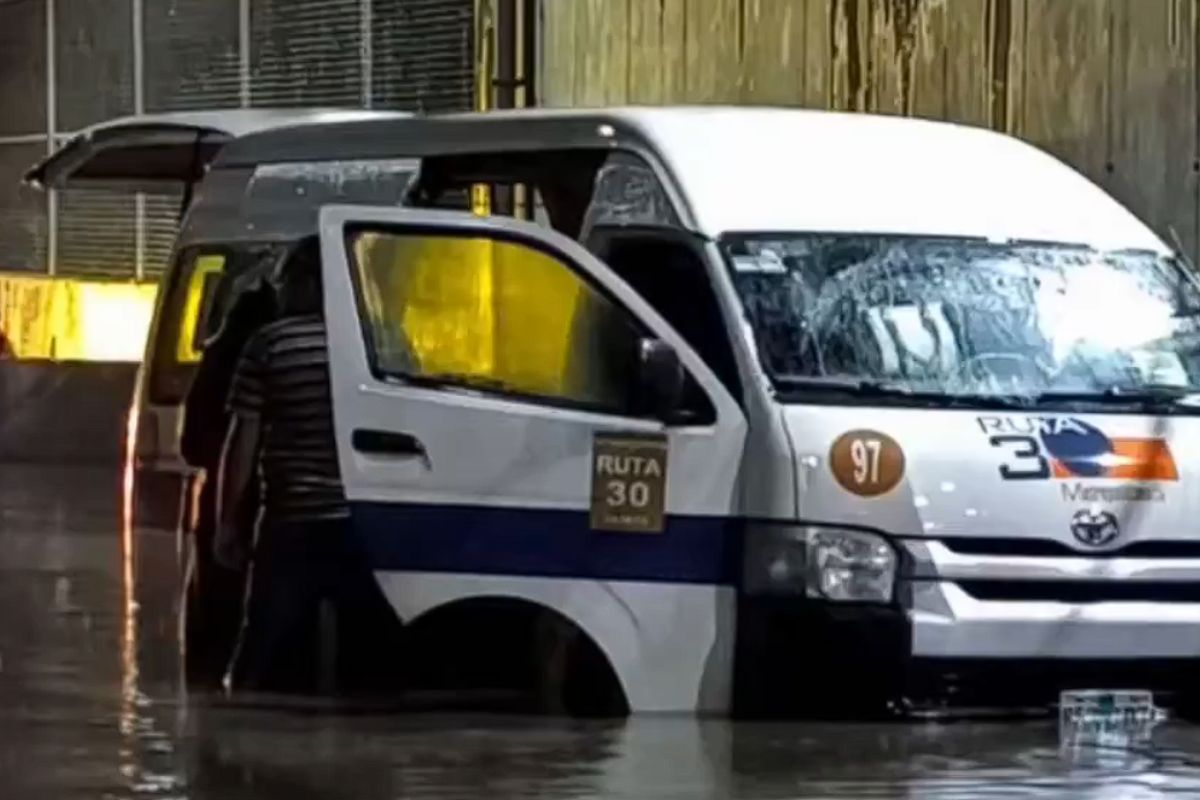 Combi de Tultitlán quedó varada tras una fuga de gas | Foto: Cortesía