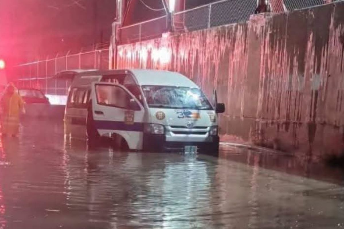 Combi de Tultitlán quedó varada tras una fuga de gas | Foto: Cortesía