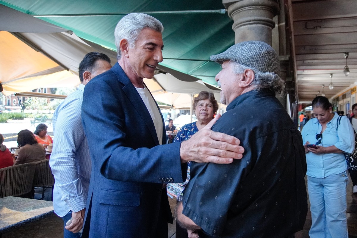 PAN le prometió a Tony Gali gubernatura de 4 años 8 meses, y no le cumplieron 3 Tony Gali saluda a un ciudadano en Puebla | Foto: Agencia Enfoque