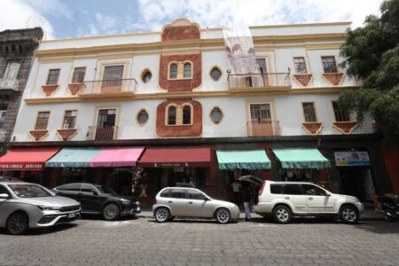 Gobierno de Pepe Chedraui fortalece la conservación del patrimonio histórico con la recuperación de fachadas en la 8 Oriente del Centro Histórico de Puebla | Foto: Cortesía