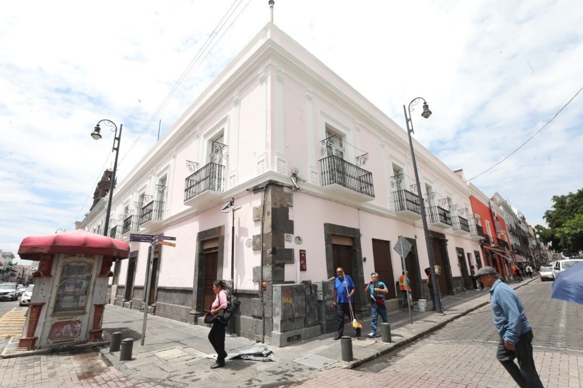 Gobierno de Pepe Chedraui fortalece la conservación del patrimonio histórico con la recuperación de fachadas en la 8 Oriente del Centro Histórico de Puebla | Foto: Cortesía