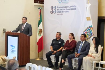 El gobernador Alejandro Armenta Mier encabeza la develación de placa por el 33 aniversario de la Comisión de Derechos Humanos del Estado de Puebla | Foto: Cortesía