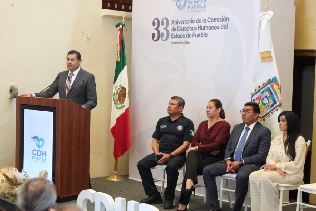 El gobernador Alejandro Armenta Mier encabeza la develación de placa por el 33 aniversario de la Comisión de Derechos Humanos del Estado de Puebla | Foto: Cortesía