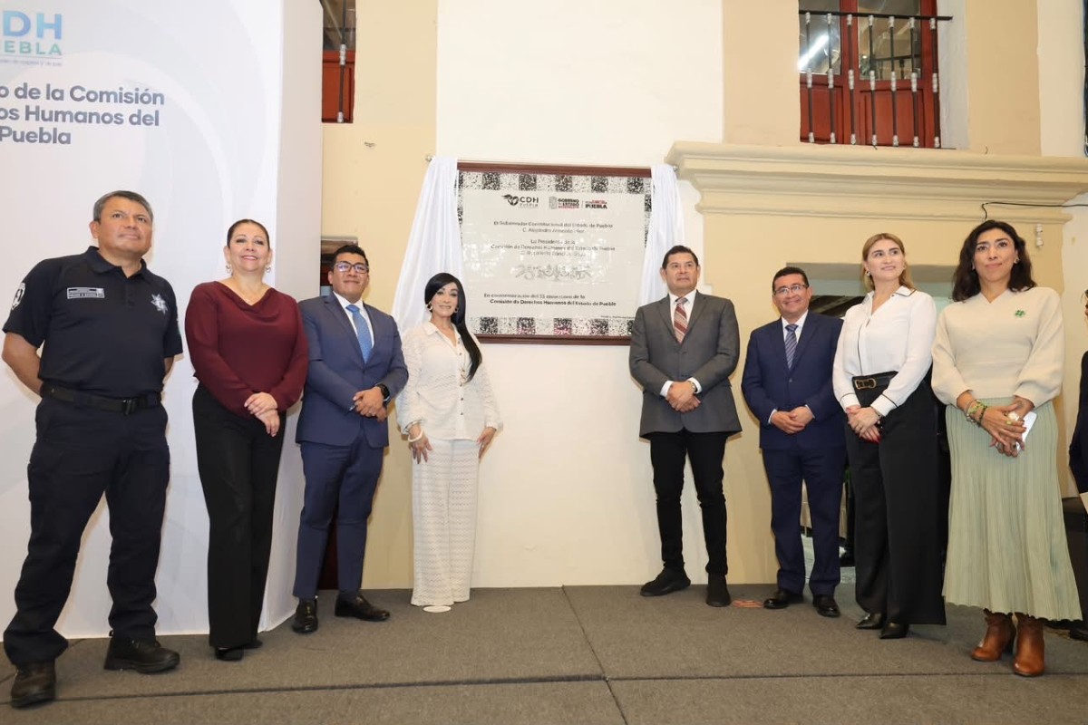 El gobernador Alejandro Armenta Mier encabeza la develación de placa por el 33 aniversario de la Comisión de Derechos Humanos del Estado de Puebla | Foto: Cortesía