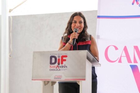 Lupita Cuautle encabeza la cuarta entrega de los programas Cambiando Vidas que benefician a 161 familias de San Andrés Cholula | Foto: Cortesía