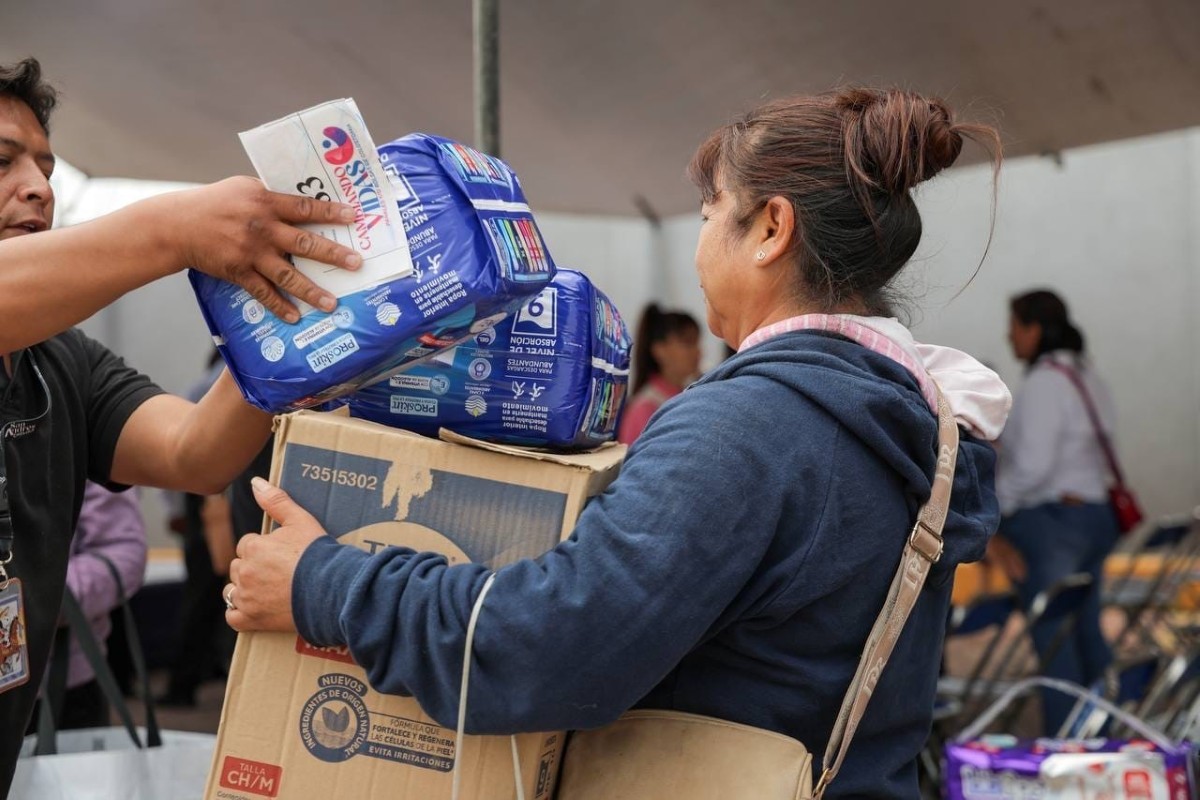 Lupita Cuautle encabeza la cuarta entrega de los programas Cambiando Vidas que benefician a 161 familias de San Andrés Cholula | Foto: Cortesía