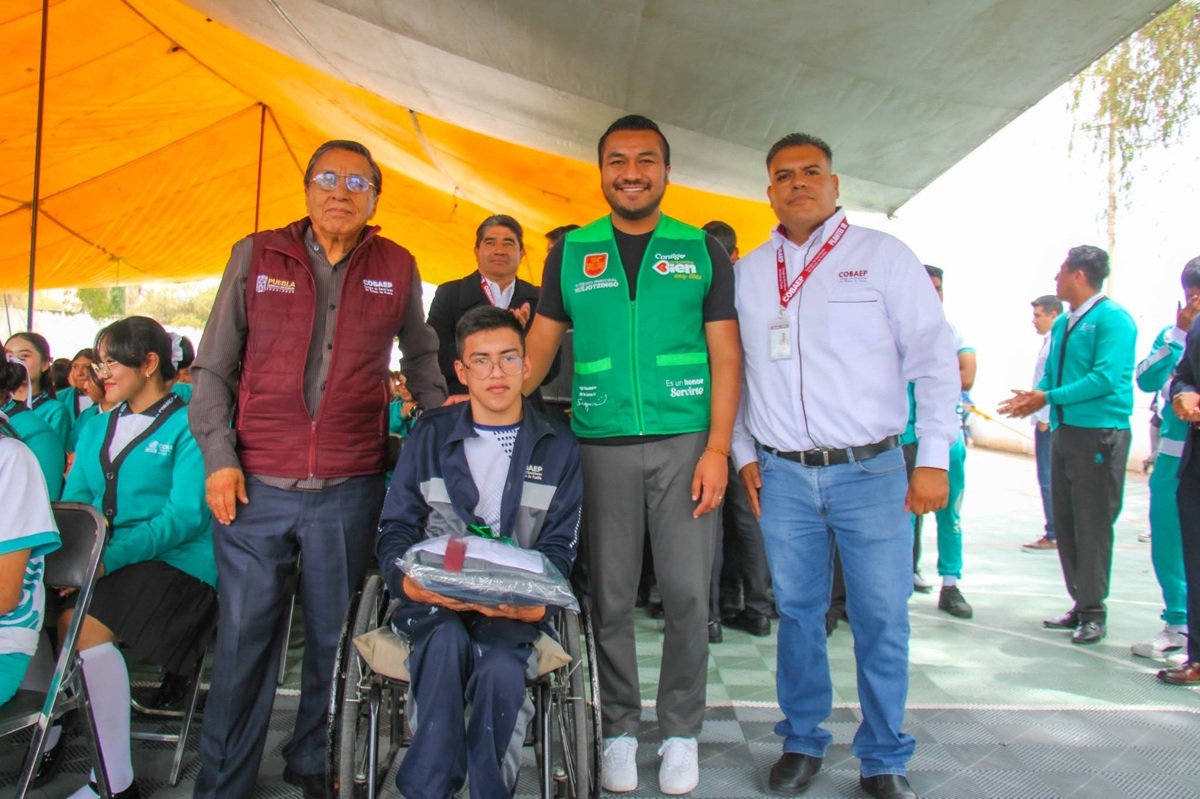 Roberto Solís invierte en la educación de Huejotzingo: entrega uniformes completos a casi 500 alumnos del Cobaep