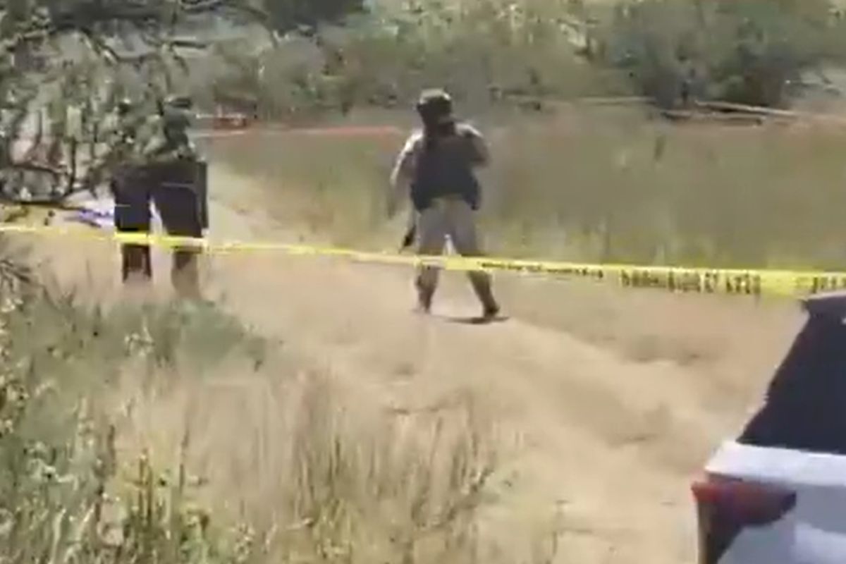 Personal de la Fiscalía trabaja tras el hallazgo del cadáver en Azumiatla | Foto: Agencia Enfoque