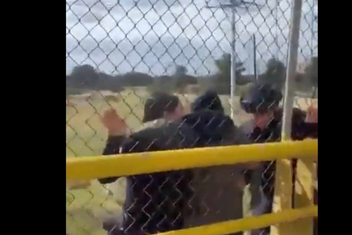 Mujer es auxiliada por policías de Amozoc en un puente de la Puebla-Amozoc | Foto: Cortesía