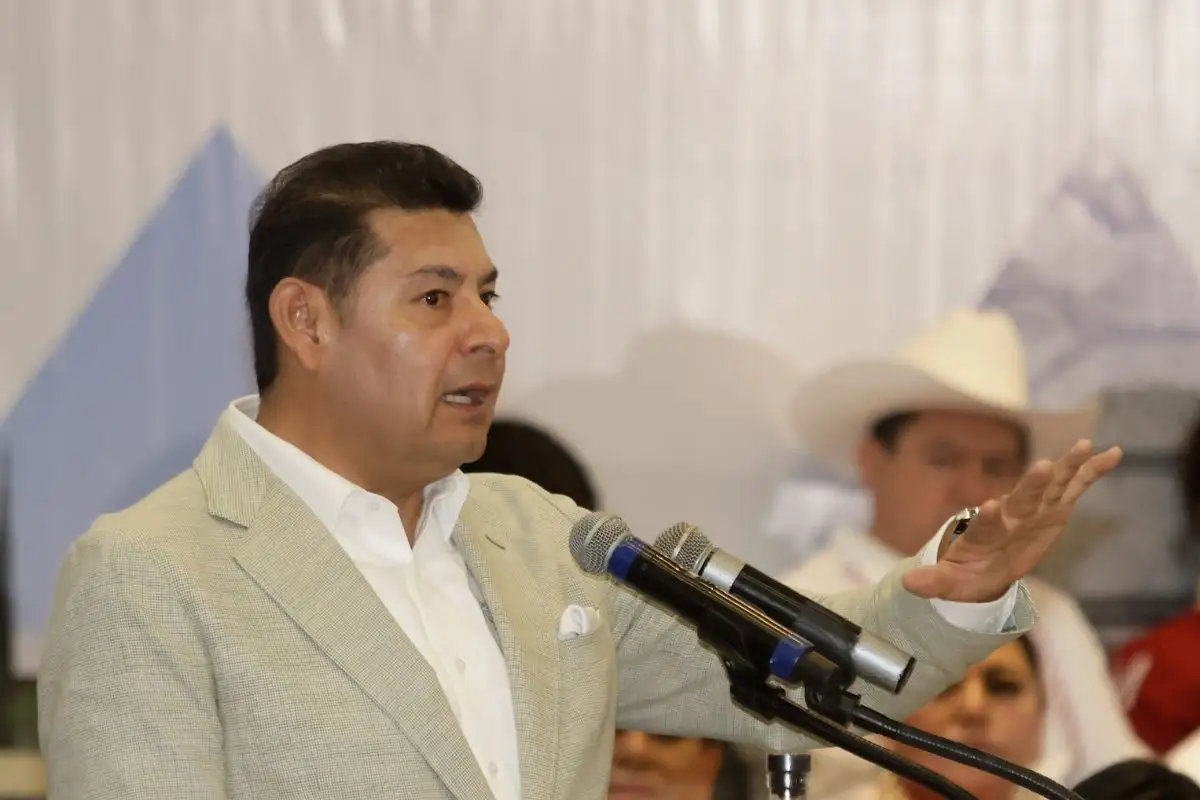 Servir sin distintivos partidistas, pide Alejandro Armenta